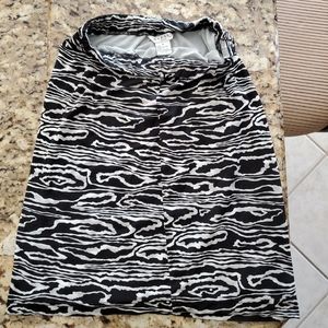 GUESS❔ trippy b&w skirt 🖤🤍